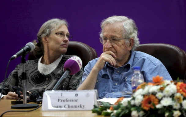 Noam Chomsky tijdens een lezing aan de Islamitische Universiteit van Gaza op 20 oktober 2012 (foto: Majdi Fathi/Electronic Intifada)