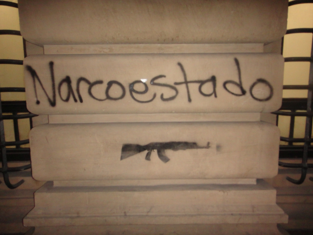 Graffiti op de muur met de tekst 'narco-estado', drugs-staat